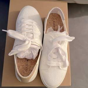 LIKE NEW! Lucky Brand size 7 White knit sneaker.